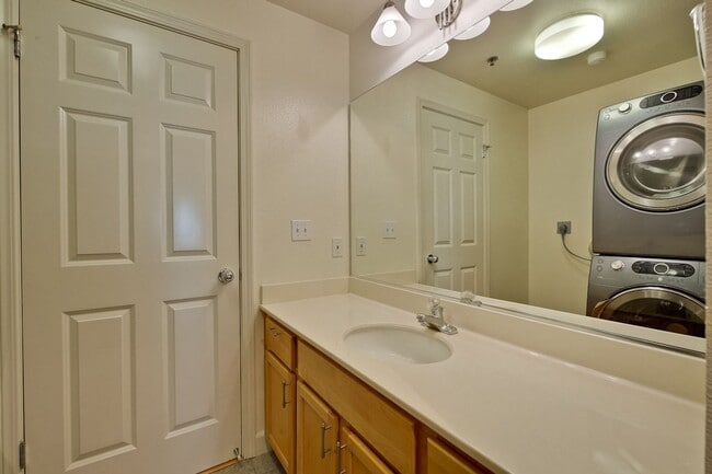 Building Photo - Downtown Mountain View l Stylish Home