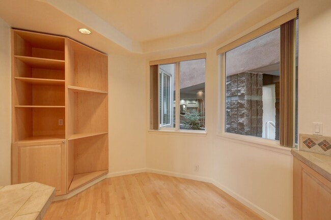 Building Photo - Large 2bd, 2ba Condo Available w/ Lake Uni...