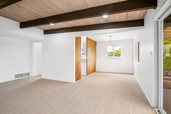 Building Photo - Spacious 4-bedroom, 2-bathroom home in coveted University City