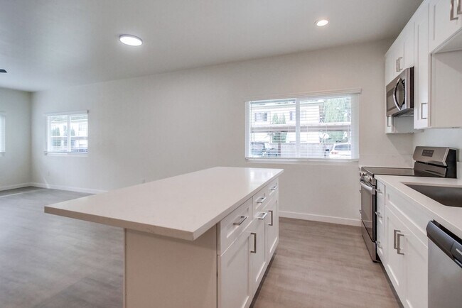 Building Photo - XL Studio - Newly renovated with large wal...