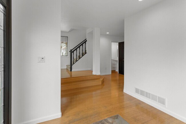 Building Photo - 4 Bedroom, 2.5 Bathroom in Lakeside Terrac...