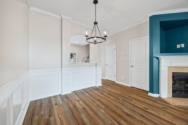 Building Photo - "Charming 2-Bedroom Townhouse Retreat in B...