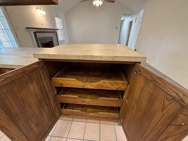 Building Photo - 4 Bed Brick Home! Zia School District! - Pets Welcome!!!