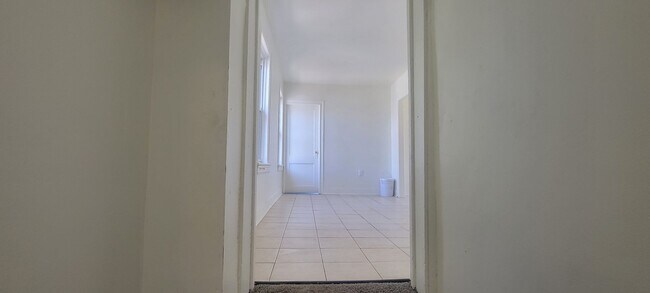 Building Photo - 217 Pen Argyl St