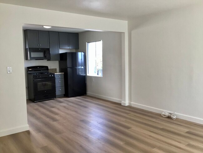 Building Photo - 2BD 1BA Apt Next to USD - Spacious Upstairs Unit, Pet Friendly, 1 Parking Space, No Carpet