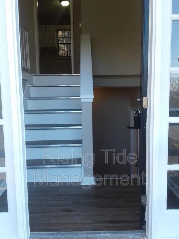 Building Photo - 8905 Valley Hill Dr