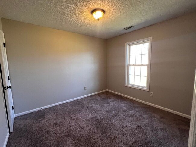 Building Photo - Charming 2 bedroom 2 bath home located in Jacksonville. This home is close to the area bases, sho...