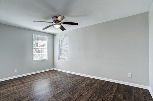 Building Photo - 125 W Pecan Ln