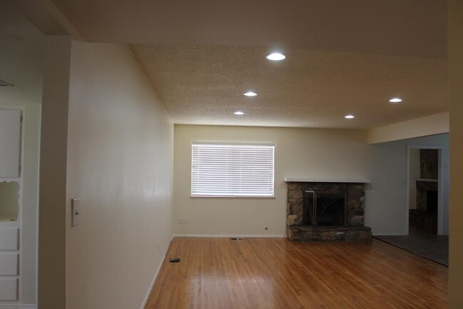 Building Photo - 1996 N 11th Ave