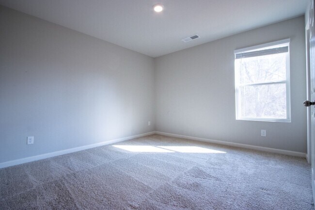 Building Photo - 325 Park W Blvd