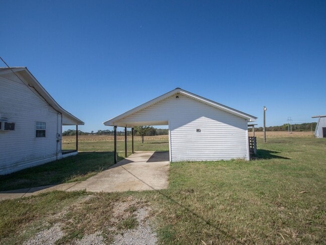 Building Photo - Country Setting Home