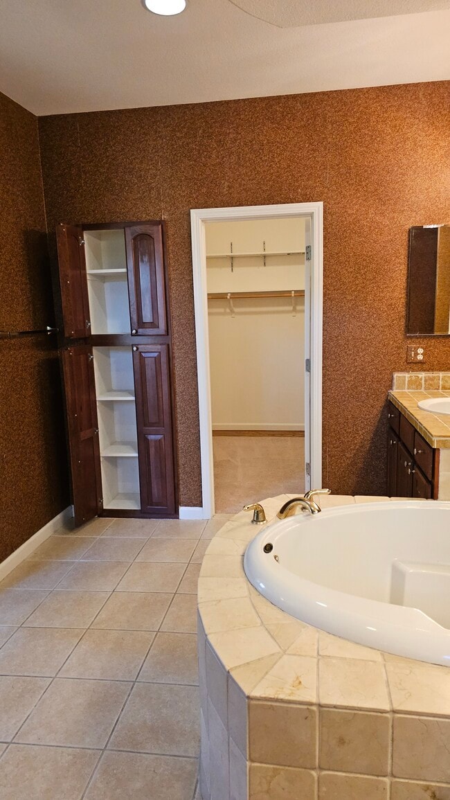 Building Photo - 5012 Crest Dr