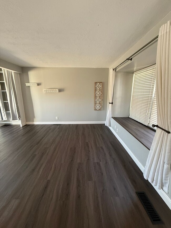 Building Photo - Rare find! Pristine townhome near Trax!