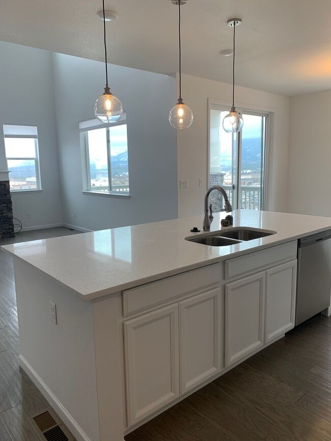 Building Photo - Beautiful Townhome In Monument With Two Ma...