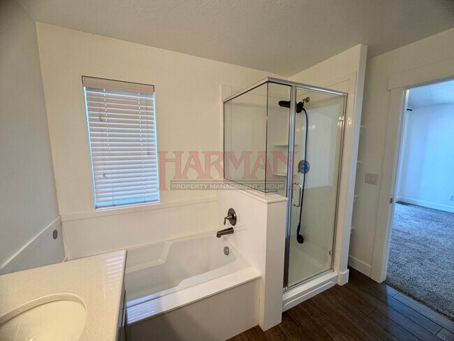 Building Photo - 1008 E 120 S