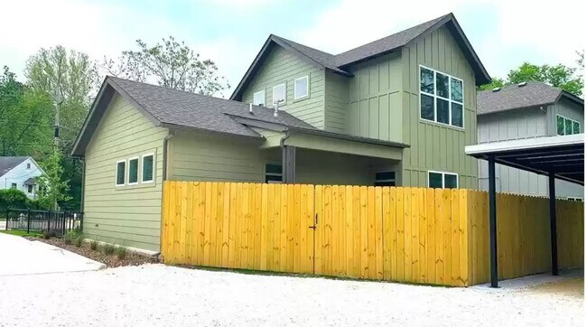 Building Photo - New construction in the heart of East Fayetteville!