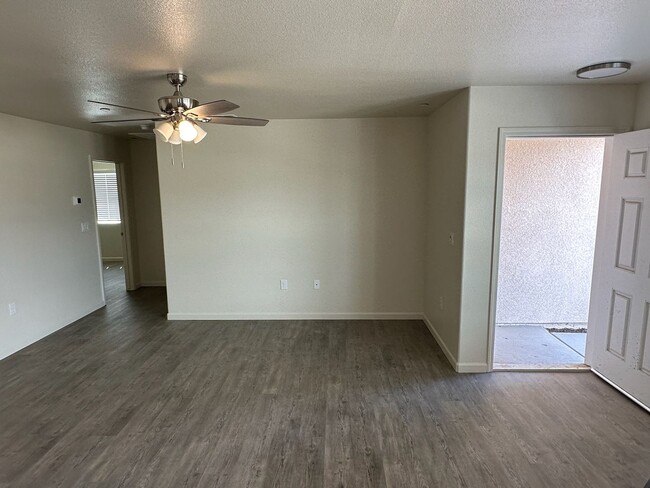 Building Photo - 2413 OAKMONT CIRCLE - 3 BEDROOM 2 BATH CON...