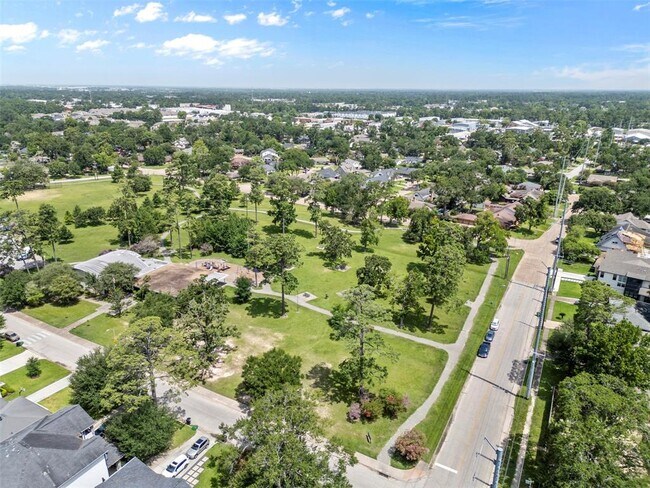 Building Photo - 5019 Oak Forest Dr