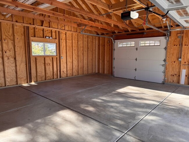 Building Photo - 207 E Custer St