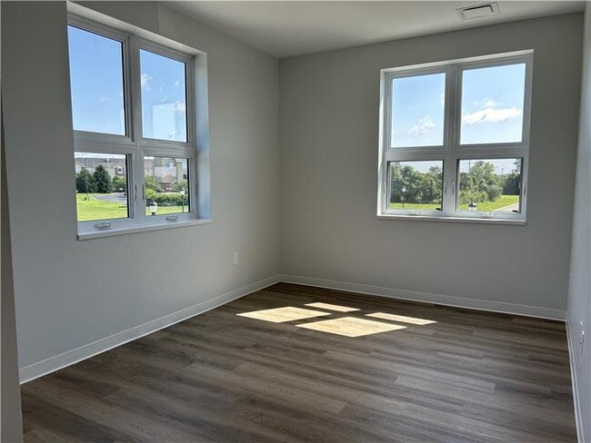 Building Photo - 231 Park Dr