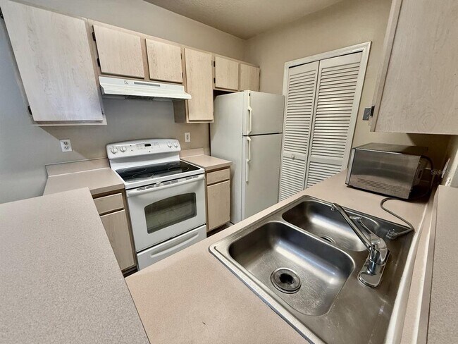 Building Photo - 4332 S Kirkman Rd