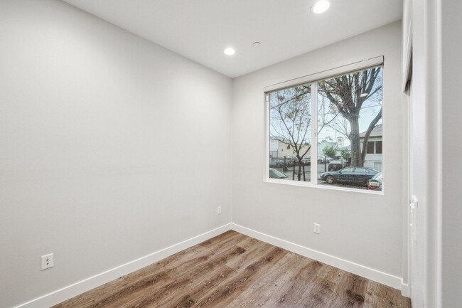 Building Photo - 3 Bedroom Townhome in Oakland