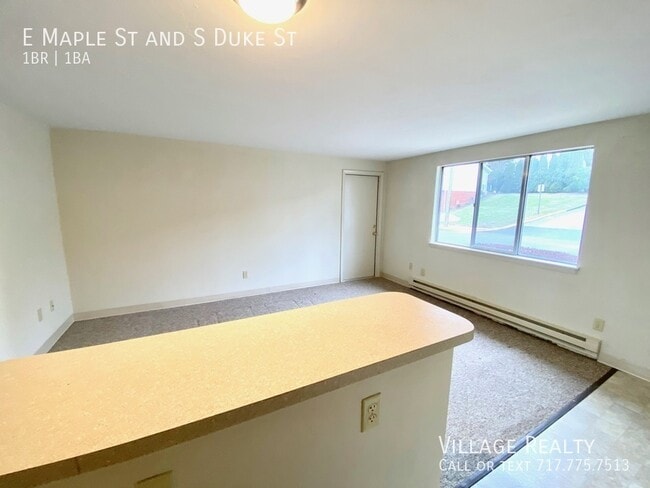 Building Photo - 461 E Maple St