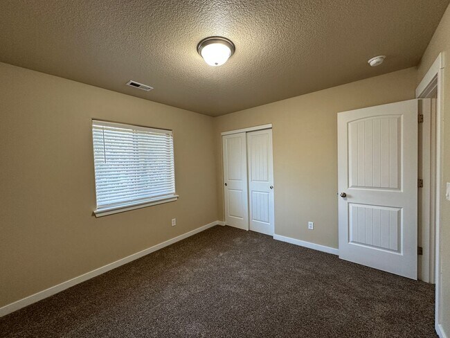 Building Photo - MOVE IN SPECIAL!  Remodeled 3 Bedroom / 2.5 Bathroom Home Southwest Redmond