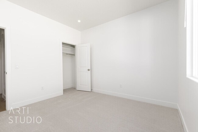 Building Photo - Brand New 3 Bed / 2 Bath Duplex – Modern L...