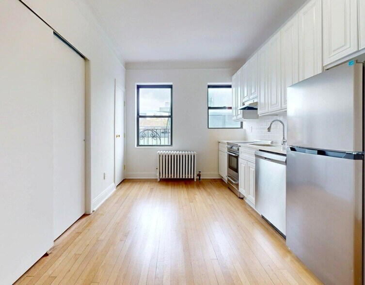 Building Photo - Carmine Street