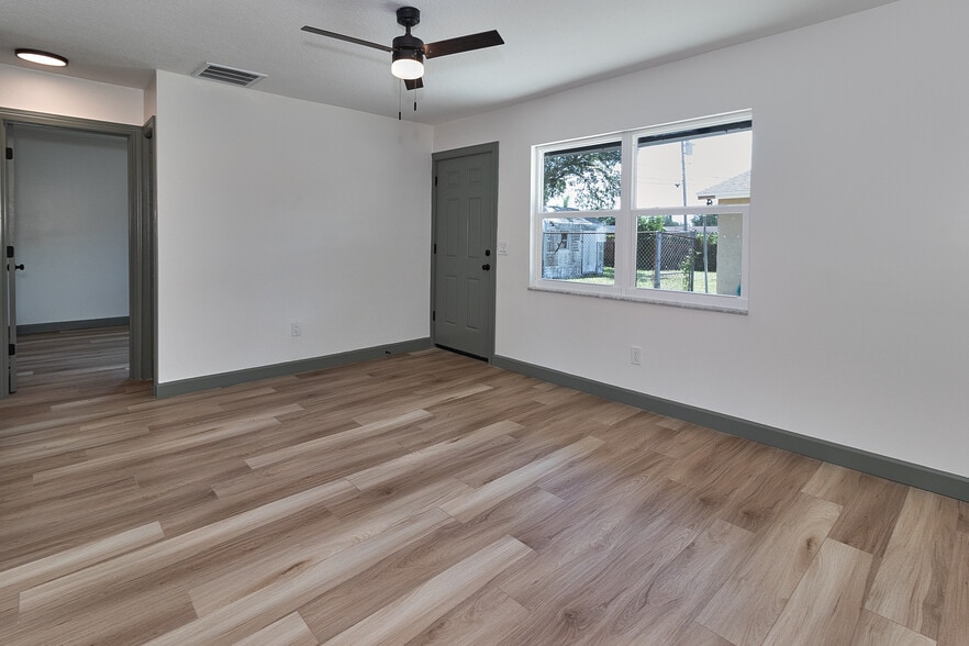 Building Photo - 510 91st Ave N