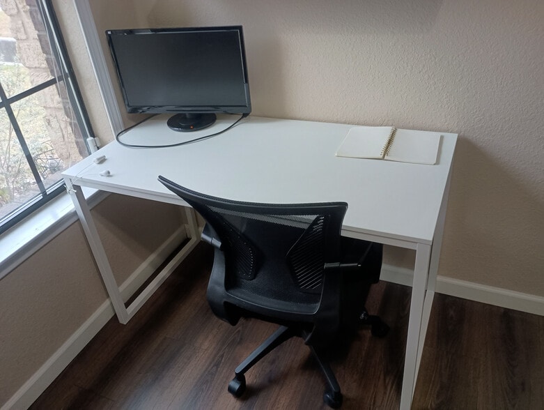 Building Photo - Room in House on Arabian King