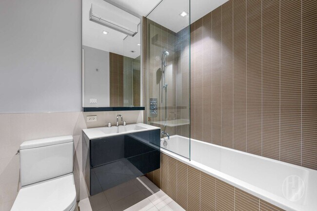 Building Photo - 300 E 23rd St