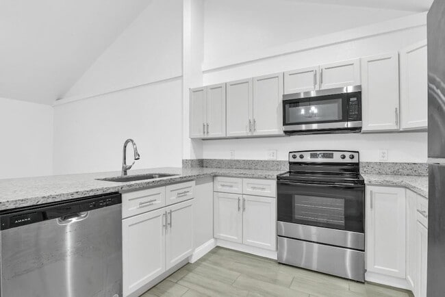 Building Photo - 13737 Yarmouth Dr