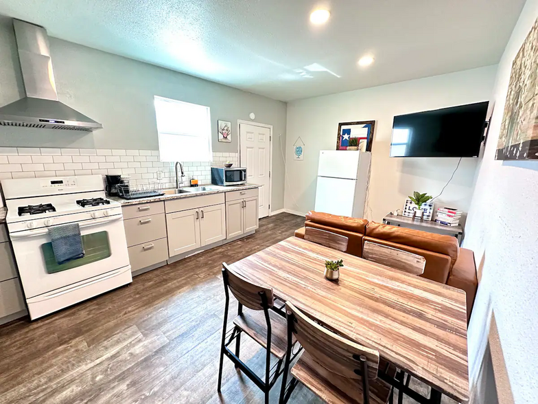 Full Kitchen with Dining Table - 3827 Monroe Ave