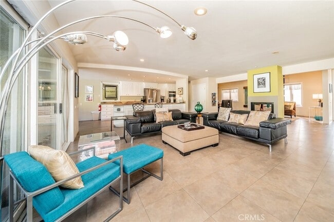 Building Photo - 1600 Palm Tree Dr
