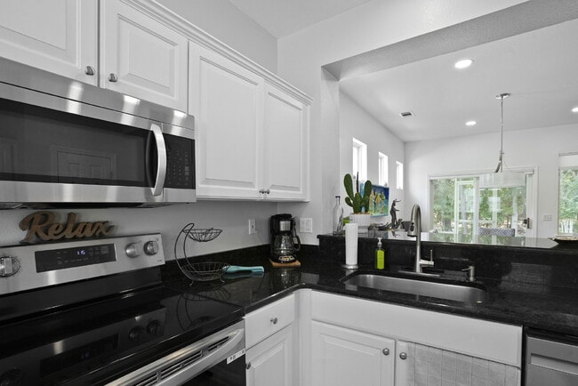 Building Photo - 211 Hampton Cir