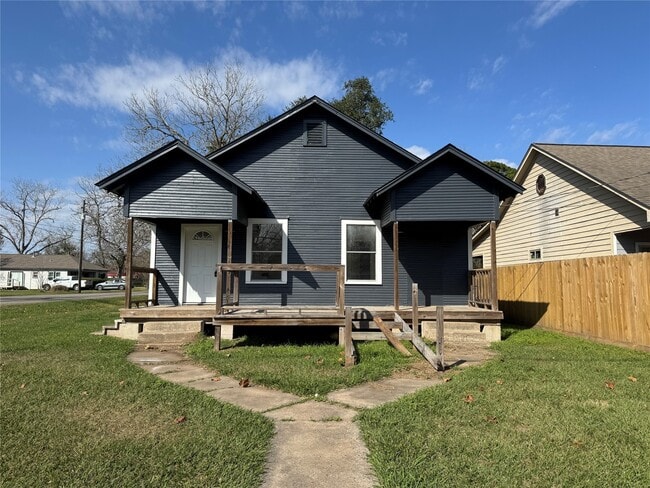 Building Photo - 301 E 3rd St