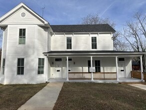 Building Photo - 218 College St