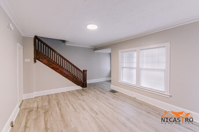 Building Photo - 2072 Indianola Ave