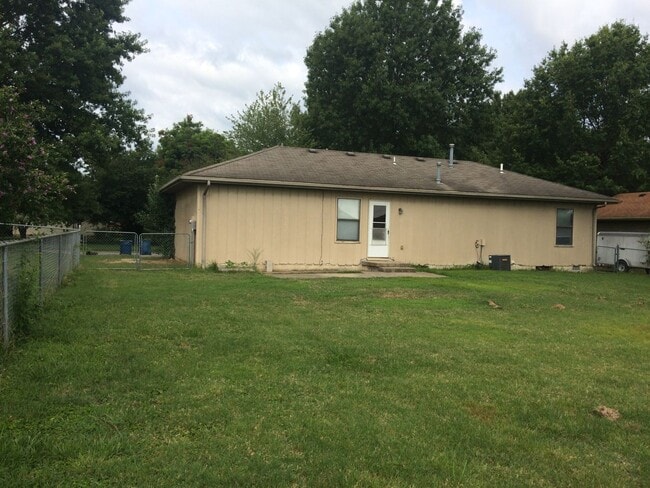 Building Photo - 3 Bedroom Ranch Nixa-Available to view now