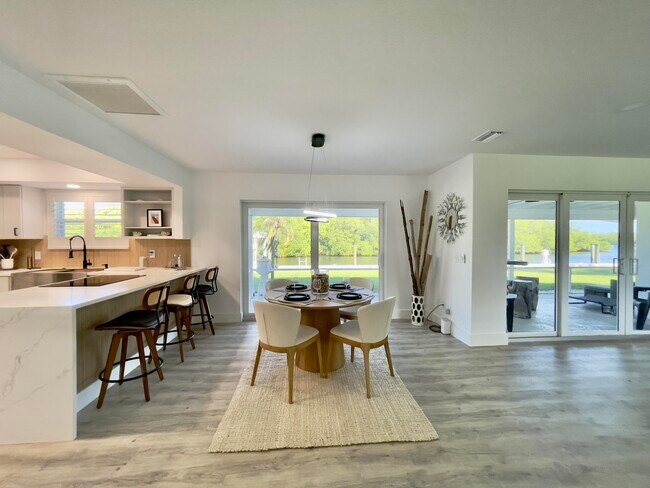 Building Photo - 8585 SE Palm St