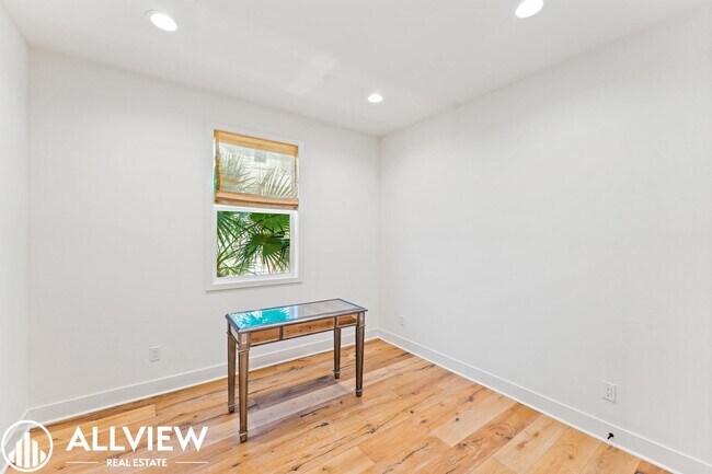 Building Photo - *Limited Move In Special! $1,000 Off First...