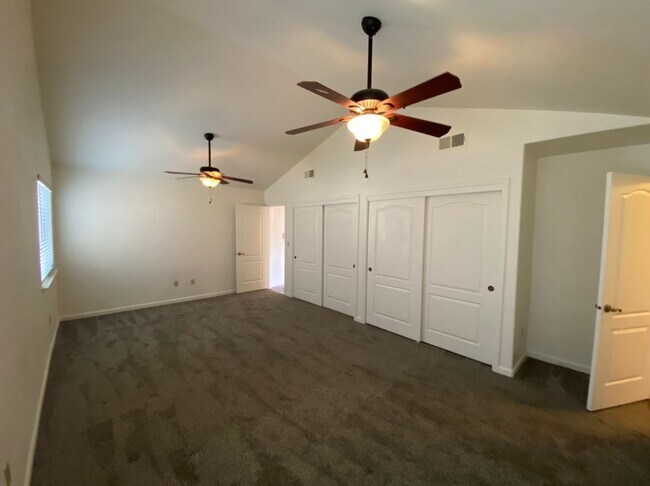 Building Photo - Single story located on a court!