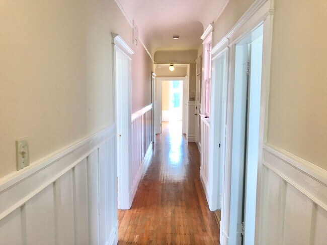Building Photo - Top Floor Huge 4BR Flat, In Unit Laundry i...