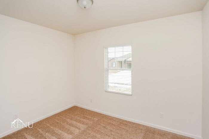 Building Photo - 467 London Dr