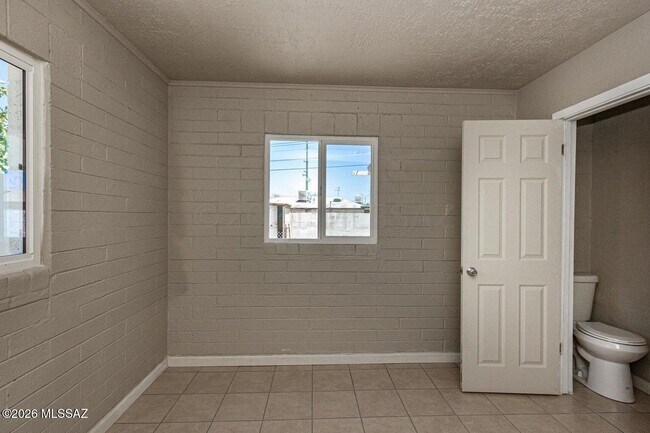 Building Photo - 2433 E Cameron Vista