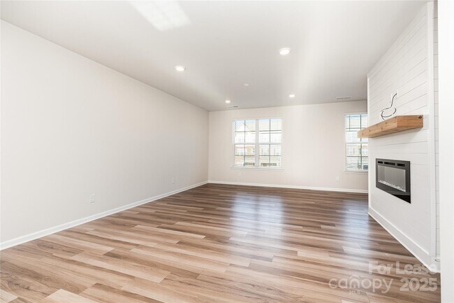 Building Photo - 10114 Hemingway Pl