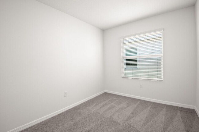 Building Photo - "Spacious 3-Bedroom Townhouse Oasis with 2...