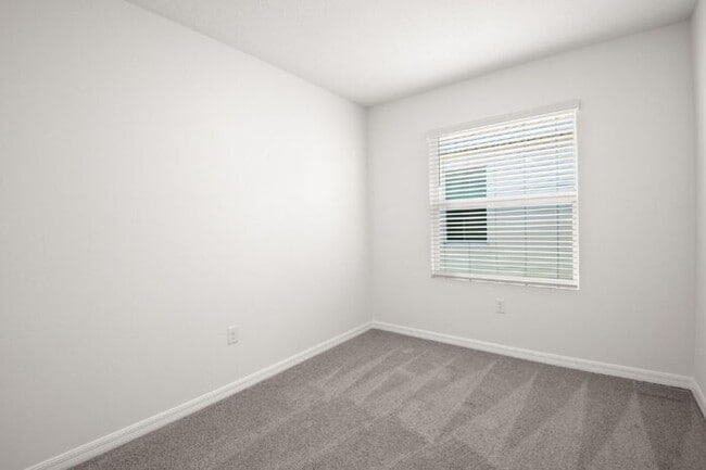 Building Photo - "Spacious 3-Bedroom Townhouse Oasis with 2.5 Baths in Serene Apollo Beach!"